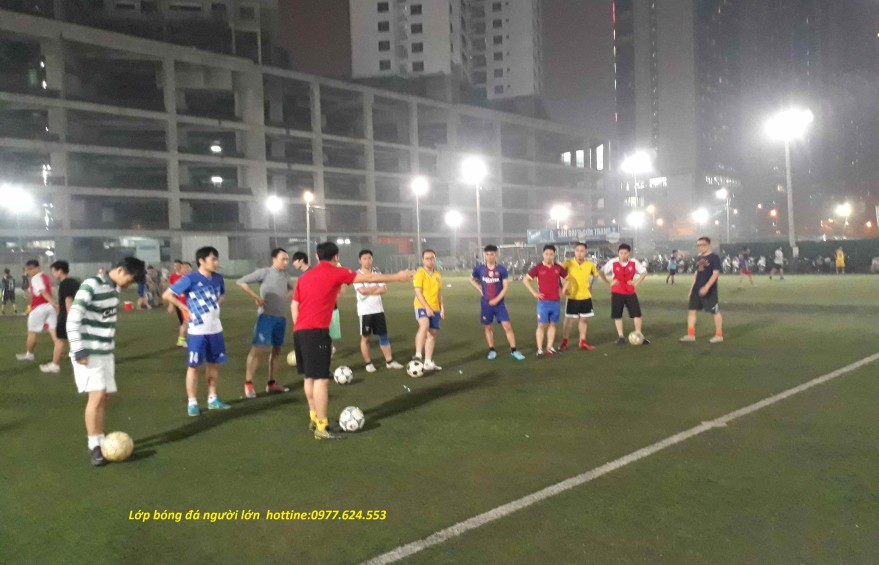 day-da-bong-cho-nguoi-lon-o-Ha-Noi1 (2)