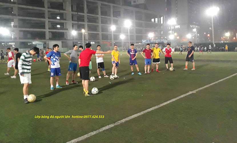 Lớp dạy bóng đá cho người lớn
